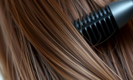 Włosy plączą się – jak skutecznie rozczesywać i zapobiegać kołtunom bez uszkodzeń